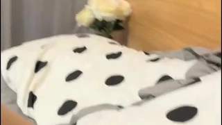 小江疏影露脸性感好身材宅男女神陪你发骚，坚挺的大奶子肥美水多的逼逼，道具激情抽插浪荡呻吟，淫水拉丝第01集