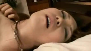 少女继妹和继兄探索禁忌的家庭动态