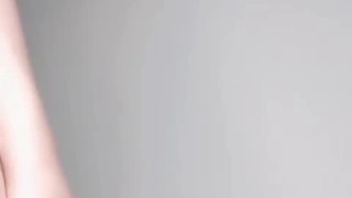 小哥的乖巧母狗全程露臉性感的睡衣，跟小哥啪啪口交大雞巴，極品砲架好