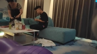 鲍鱼丰满粉嫩的气质长腿美少妇和情人玩自拍时被操的太猛好像干哭了
