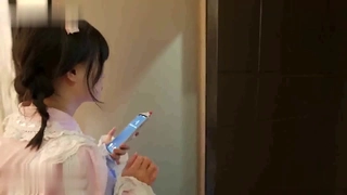 颜值不错萌妹子楼道双人啪啪 白色丝袜脱下内裤阶梯口交扶着后入