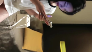 四眼小青年出租房玩肏认识不久的学生嫩女友特意网购大黑牛给她玩一个清纯妹就这样被调教成骚妹了1080P原版