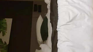 两个晒黑的美女沉迷于女同性恋的快感