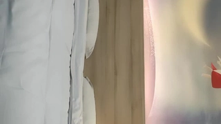 金发少女在这个热门视频中被一个法国男人满足了她的愿望