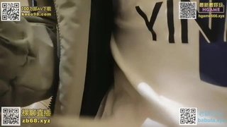 18岁的黑人女孩被她的继父操了