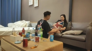电子厂的成熟姐姐：厂里边做工作边塞大黑牛上班，震到高潮表情爽歪歪，躲进厕所放声呻吟，差点被小屁孩发现，我在自拍没有拍你！