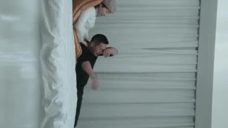 与戴眼镜的女孩进行激烈的口交,导致混乱的内射结束