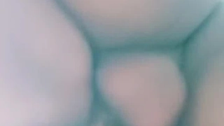 身材完美的少女想要被猛烈地操,并在她的大奶子上射精