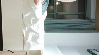 卫衣黑丝漂亮萌妹子加钟第二炮，穿上黑丝口交后入上位骑坐抽插猛操