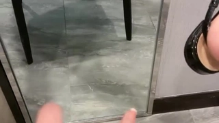 肌肉男享受被绿帽和探索他的恋物癖